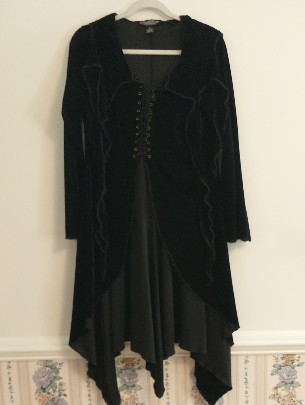 Pyramid Collection Black Velvet/Velveteen Hooded Cape Lace Front Halloween MED